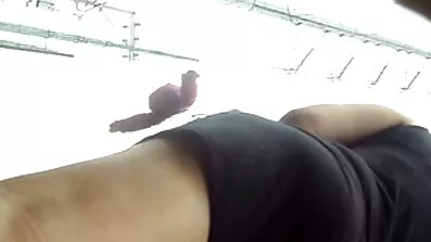 បុរសម្នាក់ទំពែក fucks សូភ័ណឡេអូននៅលើ couch នេះ.