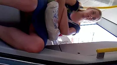 នាងអានីតា bellini fucks នៅក្នុងលាជាមួយ stepdad របស់នាង។