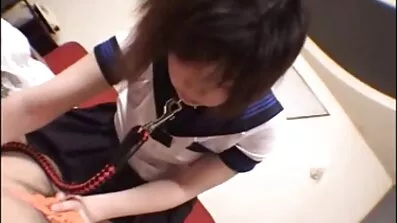 Fucked ដោយបុរសស្បែកខ្មៅនៅក្នុងសត្វលានៅក្នុងបន្ទប់ទឹក។