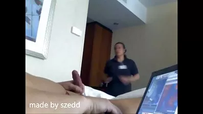 អ្នកវិទ្យាសាស្រ្ត fucks ក្មេងស្រីពីរនាក់។