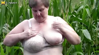 អ្នកថតរូប fucks មួយ brunette ដ៏ស្រស់ស្អាត.
