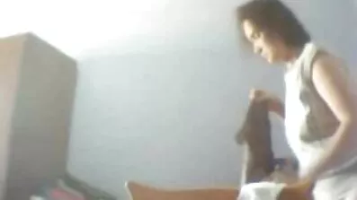 ម៉ាស៊ីនភ្ញៀវ fucks ម៉ាស្សាជាមួយម្រាមដៃ។