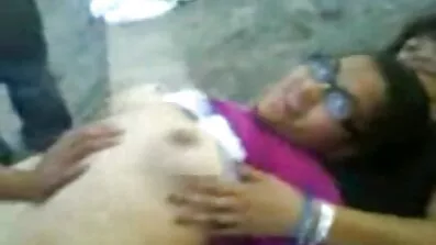 Fucks កូនស្រីចុងជាមួយ stepdad ខណៈពេលដែលការសាក pussy របស់នាង។