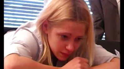 គាត់បានយក bunk stepsister និង fucked គំរាមកំហែងក្នុង Pussy នេះ.