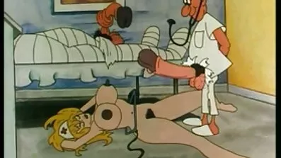 គិនុប្ឋ Busty fucks ខ្លួនឯងជាមួយនឹង dildo មួយ.