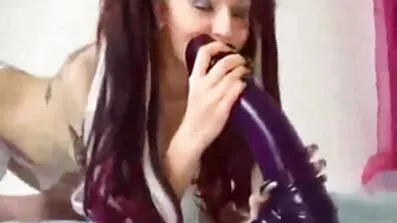 Brunette ត្រូវបានទាញនៅលើជល់ធំ។
