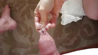 គ្រាប់បាល់ជាប់នឹង Pussy អានទាសករក្នុងអំឡុងពេលរន្ធគូថ.