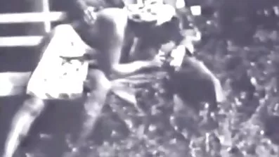 ជាដើមនៅលើវ៉ែនតាបន្ទាប់ពី fucking pussy របស់នាងជាមួយនឹងមាន់ hunchbacked មួយ។