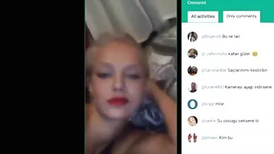 ផ្អៀង penetrates ជ្រៅចូលទៅក្នុង pussy រវាងភ្លៅ curvy Nice របស់ Natasha.