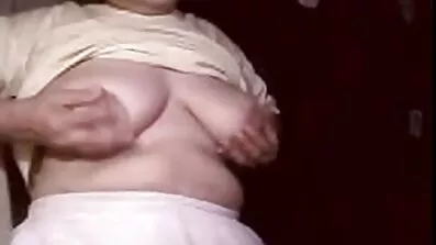 គ្រោង stepson និង squatted នៅលើជល់មាន់របស់គាត់.