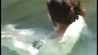 ជល់ធំនៅក្នុង pussy មានរោម។