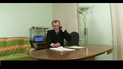 បុរសម្នាក់ fucks estati