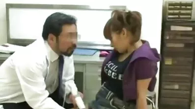 Lil សាលសាល fucks ជាមួយបុរសស្បែកខ្មៅបន្ទាប់ពីការទទួលយកផ្កាឈូកមួយជាមួយគាត់.