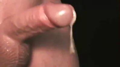 Kiera អង្កាញ់ទទួលបាន pussy អាក្រាតនិងម្រាមដៃ.