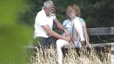 រុស្ស៊ី fucks ស្ត្រីម្នាក់ខ្មៅនៅក្នុងសត្វលានៅលើ ccl មួយ
