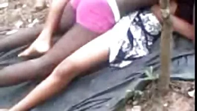 Busty brunette masturbates pussy របស់នាង។
