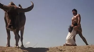 Hooligan រៀបចំ gangbang ក្រៅ។