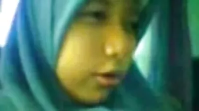 មិត្តរួមបន្ទប់វ័យក្មេង fucks ទារក busty ដែលមិនមានប្តី.
