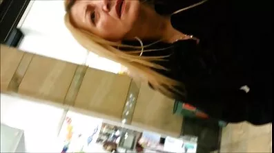 Brunette fucking នៅលើឆ្នេរ។