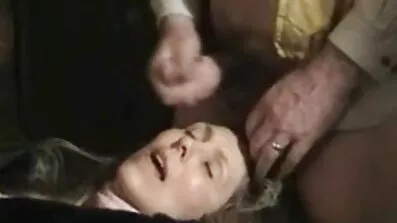 ស្រឡាញ់ licks pussy ក្នុងការបង្ក 69.