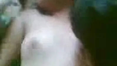 Mand Muse fucks នៅក្នុងសត្វលាជាមួយម្ចាស់ហាងខ្មៅនេះ។