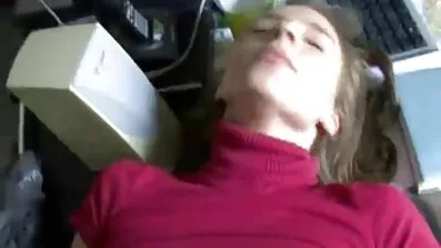 Brunettes រុស្ស៊ី fuck នៅក្នុងស្រោមអនាម័យរន្ធគូថ.