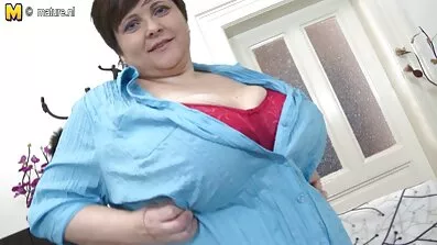 Nastena ត្រូវបាន fucked ដោយគូស្នេហ៍ដែលមានវ័យចំណាស់.