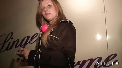 ចាប់សរសៃ cums នៅលើ tits ធំ.