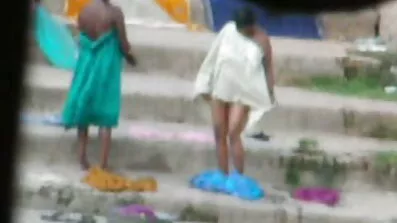 ...កាំភ្លើង Brookl fucks ក្មេងស្រីពណ៌សនៅក្នុងពីរធុង។