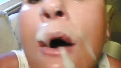 កូនស្រីចុងផ្តល់ឱ្យឪពុក blowjob មួយ.