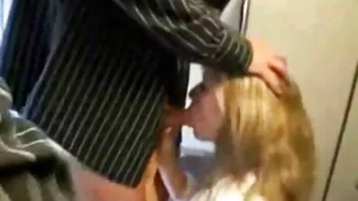 ស្ត្រីម្នាក់ cumshot ដៃគូនៅក្នុង pussy សើម។