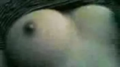នាងបានច្រូតអាក្រាតនិង masturbates.
