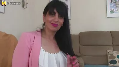 Chick តំបន់ silicon masturbates ជាមួយ dildo មួយ។