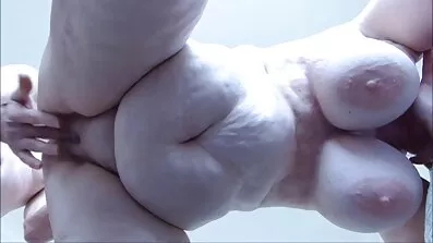 Fuck ដែលមានស្ទីលបែប Doggy ក្នុង Pussy ចងទៅនឹងក្មេងស្រីលើគ្រែ។