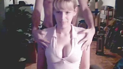 Fucks ភ្នាក់ងារសម្ដែងជាតិខ្លាញ់។ ការរួមភេទជាមួយ brunette ស្រស់ស្អាត.