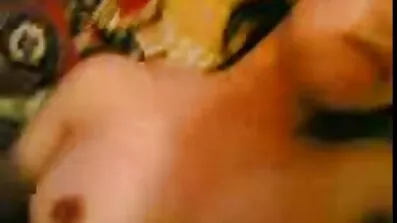 Brunette fucked ដោយការចម្លែកខ្មៅនៅឯផ្ទះ។